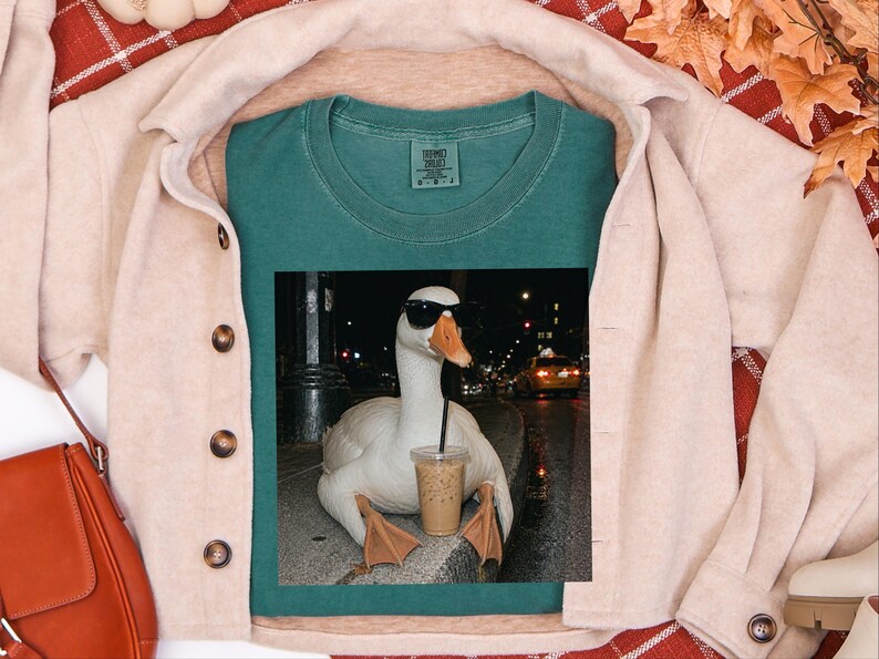 Maglietta con motivo oca e caffè, regalo per amanti delle oche, maglietta con meme di un'oca buffa, regalo per amanti del caffè freddo, regalo divertente con animali immagine 5