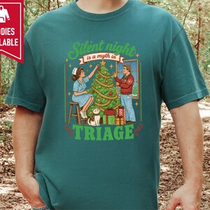 Christmas Nurse Sweatshirt, Funny ER Nurse Shirt, Silent Night Triage, Emergency Room Gift, Holiday Party Shirt, Medical Staff Top afbeelding 4