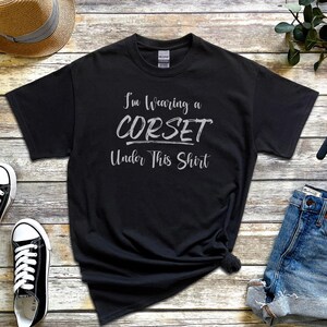I and #39;m Wearing a Corset Under This Shirt and quot; Funny Sarcastic T-Shirt - Ren Faire, Gothic and Victorian Humor Tee, Corset Humor immagine 2
