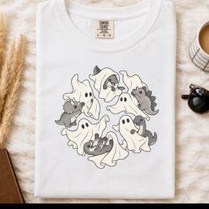 Camiseta infantil de dinosaurios, fantasma jugando con dinosaurios, linda camiseta de Halloween, regalo prehistórico, camiseta para amantes de los dinosaurios, camiseta para fiestas espeluznantes imagen 10