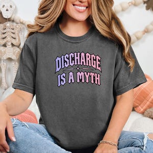 Frauenarzt-Shirt, Sarkastisches Hexen-T-Shirt, Humorvolles Geschenk für die Zeit nach der Geburt, Ausfluss ist ein Mythos, Gothic-Girl-Shirt Bild 4