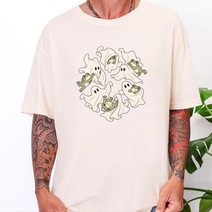 Maglietta per amanti delle rane, regalo a tema fantasmi, maglietta per la stagione spettrale, top di Halloween in stile cottagecore, regalo per amanti degli anfibi, divertente abbigliamento grafico autunnale immagine 10
