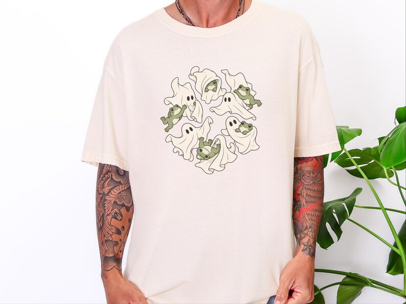 Maglietta per amanti delle rane, regalo a tema fantasmi, maglietta per la stagione spettrale, top di Halloween in stile cottagecore, regalo per amanti degli anfibi, divertente abbigliamento grafico autunnale immagine 10