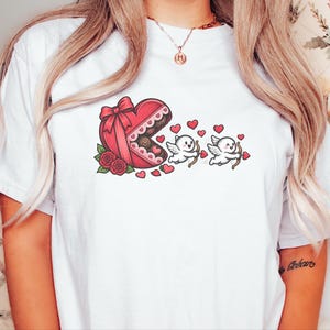 Maglietta di San Valentino, regalo romantico per lei, maglietta con Cupido, regalo per la festa delle amiche, top retrò di San Valentino, maglietta con scatola di cioccolatini immagine 7