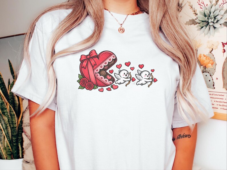 Maglietta di San Valentino, regalo romantico per lei, maglietta con Cupido, regalo per la festa delle amiche, top retrò di San Valentino, maglietta con scatola di cioccolatini immagine 7