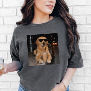Maglietta con Golden Retriever, regalo per amanti dei cani, cane che beve caffè, regalo per la mamma di un Golden Retriever, maglietta con cane e caffè freddo immagine 4