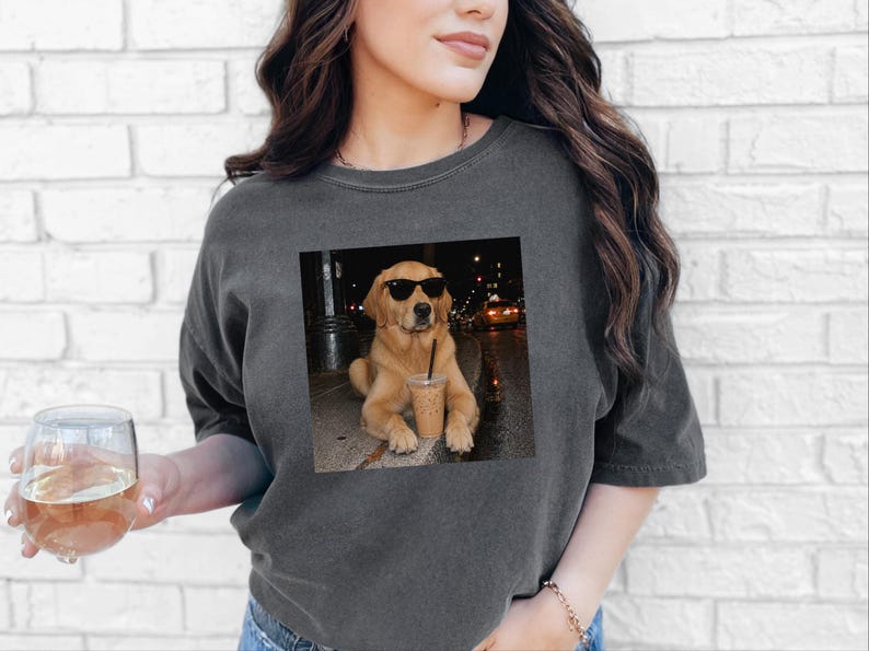 Maglietta con Golden Retriever, regalo per amanti dei cani, cane che beve caffè, regalo per la mamma di un Golden Retriever, maglietta con cane e caffè freddo immagine 4