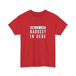 Camisetas vulgares, Aquí huele a Badussy, Camiseta de culo, polla y coño, Regalo divertido para adultos, Humor sarcástico desquiciado, Regalo sucio imagen 1