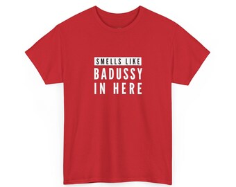 Camisetas vulgares, Aquí huele a Badussy, Camiseta de culo, polla y coño, Regalo divertido para adultos, Humor sarcástico desquiciado, Regalo sucio