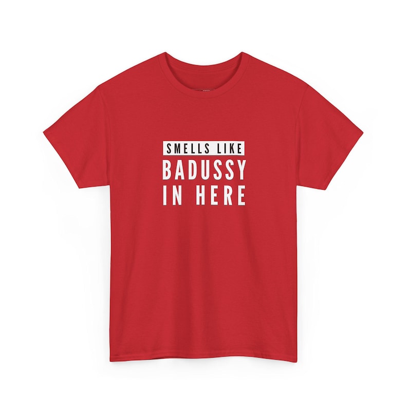 Camisetas vulgares, Aquí huele a Badussy, Camiseta de culo, polla y coño, Regalo divertido para adultos, Humor sarcástico desquiciado, Regalo sucio imagen 1