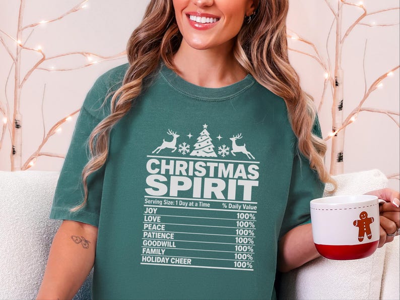 Camiseta com espírito natalino, camiseta com informações nutricionais para as festas de fim de ano, camiseta combinando para a família, camiseta divertida para festas de fim de ano, camiseta com espírito natalino imagem 1