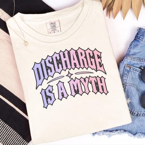 Frauenarzt-Shirt, Sarkastisches Hexen-T-Shirt, Humorvolles Geschenk für die Zeit nach der Geburt, Ausfluss ist ein Mythos, Gothic-Girl-Shirt Bild 8