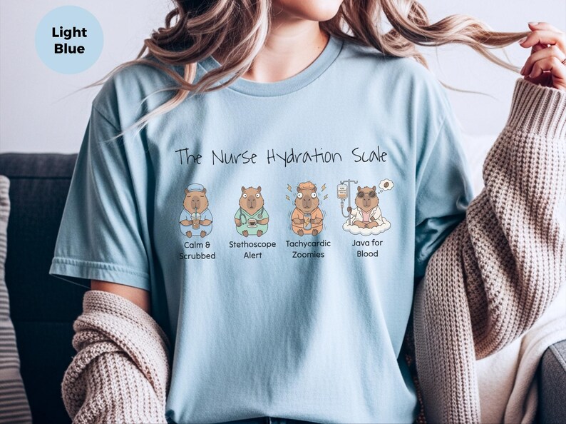 Camiseta con meme de enfermera, Escala de hidratación de enfermera, Camiseta divertida y sarcástica para enfermeras registradas, Regalo para amantes del café con colores cómodos y problemas de turno de día con la cafeína imagen 7