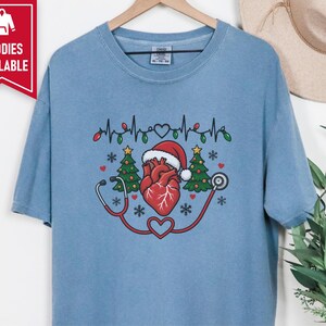 Christmas Nurse Shirt, Cardiac Nurse Christmas Gift, Cardiology Nurse Tee, Heart Anatomy Shirt, Telemetry Tech Shirt, Festive Nurse Top imagen 4