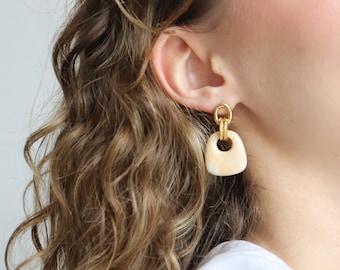 Boucles d'oreilles Gabrielle - clous d'oreilles ovales et pendentifs en résine beige effet pierre