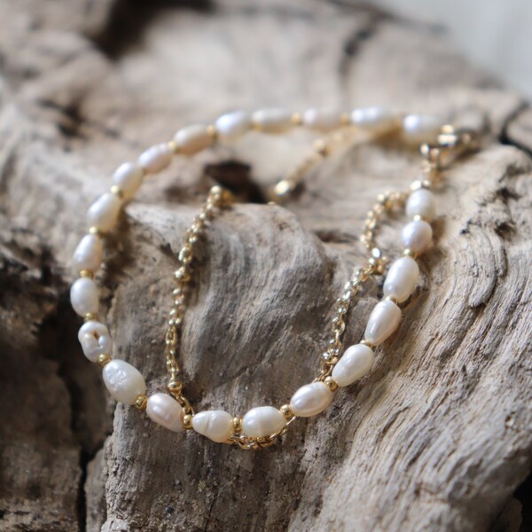 Bracelet Asti - multi-rangs fait main perles d'eau douce et chaîne plaquée or - taille personnalisable