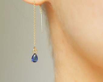 Boucles d'oreilles Daria - chaînettes en Gold Filled serti goutte cristal bleu foncé