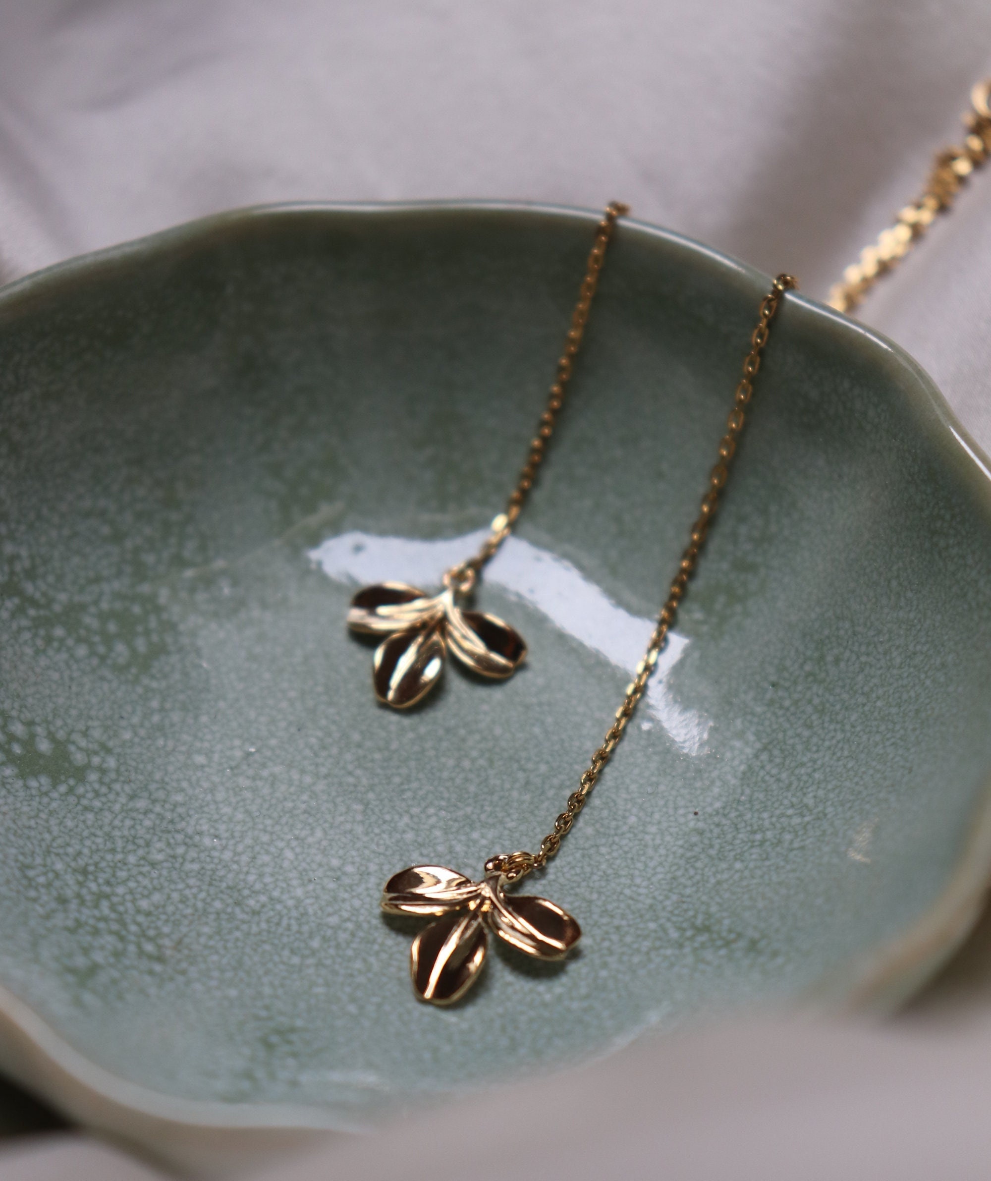 Collier en argent et dorure jaune chaîne avec pendentif feuille ajourée