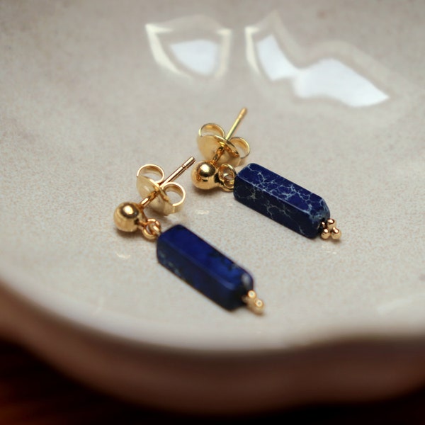 Boucles d'oreilles Fanny - clous d'oreilles avec pendentif en pierre régalite teinté bleu dur rectangulaire