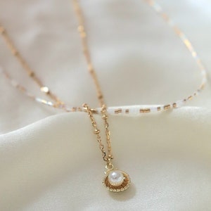 Collier Laly multi-rangs fait main chaine plaqué or et perles de rocaille blanches et dorées image 2
