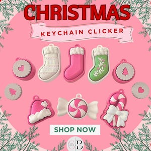Pode incluir: Uma coleção de chaveiros com tema natalino, com meias, biscoitos, um gorro de Papai Noel e doces. Os chaveiros são em tons de rosa, branco e verde, com a palavra "CHRISTMAS" em vermelho no topo.