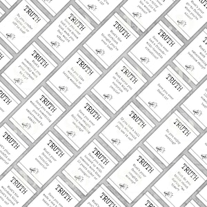 Op de afbeelding: Een verzameling witte Truth-kaarten met zwarte tekst en illustraties. Elke kaart bevat een vraag, zoals "Geef je de voorkeur aan lichten aan of uit in bed?" en "Wat is de smerigste gedachte die je ooit hebt gehad?"