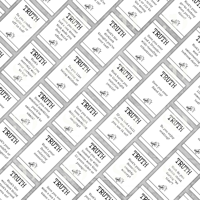 Op de afbeelding: Een verzameling witte Truth-kaarten met zwarte tekst en illustraties. Elke kaart bevat een vraag, zoals "Geef je de voorkeur aan lichten aan of uit in bed?" en "Wat is de smerigste gedachte die je ooit hebt gehad?"