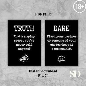 Op de afbeelding: Zwart-wit printbare spelkaarten met de woorden "TRUTH" en "DARE". De "TRUTH"-kaart stelt een pittige geheime vraag, en de "DARE"-kaart geeft een suggestieve uitdaging. De kaarten zijn 12,7 cm x 17,8 cm en gemarkeerd met "18+".