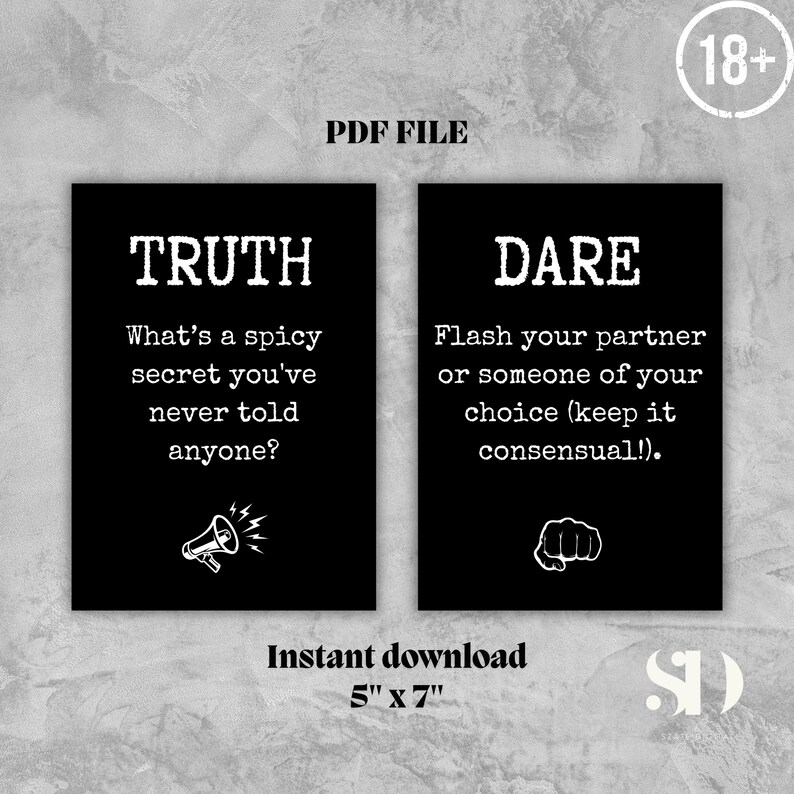 Op de afbeelding: Zwart-wit printbare spelkaarten met de woorden "TRUTH" en "DARE". De "TRUTH"-kaart stelt een pittige geheime vraag, en de "DARE"-kaart geeft een suggestieve uitdaging. De kaarten zijn 12,7 cm x 17,8 cm en gemarkeerd met "18+".
