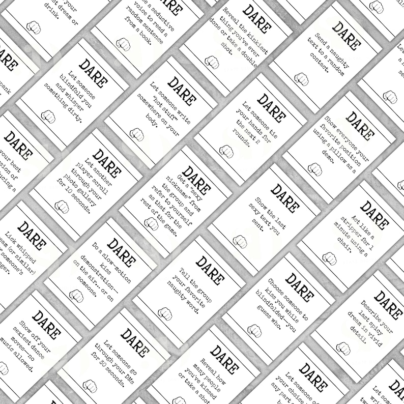 Op de afbeelding: Een verzameling witte kaarten met zwarte tekst, elk met het label "DARE" en met verschillende prompts. De kaarten zijn gerangschikt in een rasterpatroon, wat wijst op een spel of activiteit met uitdagingen en instructies.