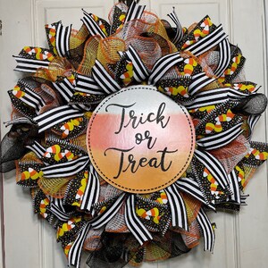 Süßes oder Saures Halloween-Kranz - Candy Corn Dekor, Türdekoration in Schwarz und Orange, gruselige Haustürdekoration, saisonales Wohndekor