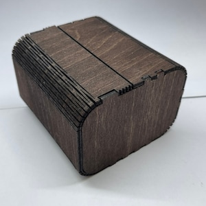 Boîte en bois teinté brun foncé pour cartes à jouer, dés, bijoux, MTG, Yugiho, Pokémon, peut contenir plus de 100 cartes avec manchon