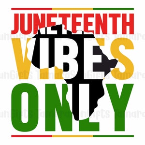 Puede incluir: Un diseño gráfico con el texto "Juneteenth Vibes Only" en rojo, amarillo, verde y negro. El texto se superpone a un contorno del continente africano.