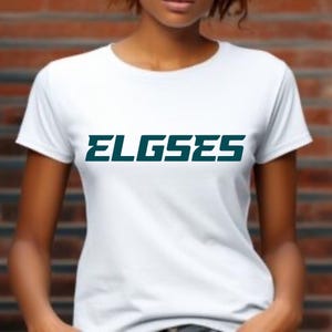 Op de afbeelding: Wit T-shirt met de tekst "ELGSES" in donkerblauw gedrukt.