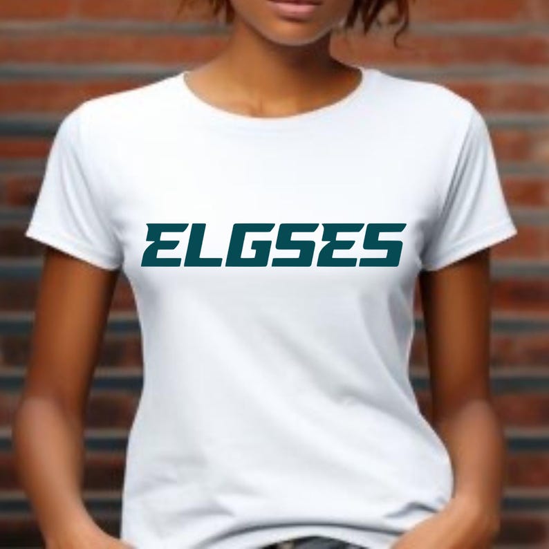 Op de afbeelding: Wit T-shirt met de tekst "ELGSES" in donkerblauw gedrukt.