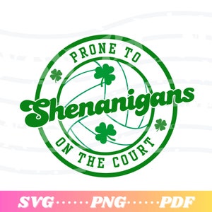 Op de afbeelding: Groene cirkel met een volleybal en de tekst "Prone to Shenanigans on the Court" met vier klavertjes.
