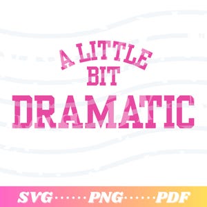 Puede incluir: Un diseño gráfico rosa con las palabras "A LITTLE BIT DRAMATIC" en una fuente audaz y estilizada. El diseño incluye los tipos de archivo SVG, PNG y PDF en la parte inferior, sobre un fondo blanco con sutiles patrones de ondas.