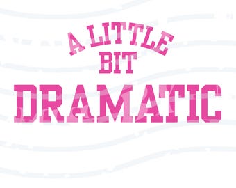 Könnte beinhalten: Ein pinkfarbenes Grafikdesign mit den Worten „A LITTLE BIT DRAMATIC“ in einer kräftigen, stilisierten Schriftart. Das Design enthält die Dateitypen SVG, PNG und PDF am unteren Rand, vor einem weißen Hintergrund mit dezenten Wellenmustern.