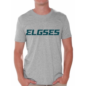 Op de afbeelding: Een grijs T-shirt met het woord "ELGSES" in tealblauw gedrukt.