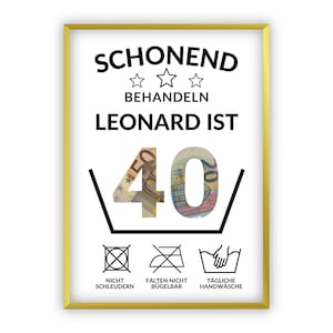 Może przedstawiać: Złoty znak w ramie z tekstem "Schonend Behandeln Leonard ist 40" z banknotem 40 euro w liczbie 40. Znak zawiera również trzy symbole pielęgnacji odzieży: nie suszyć w suszarce bębnowej, nie prasować i prać ręcznie.