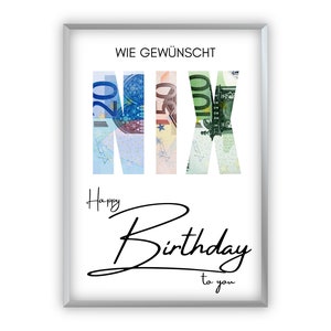 Könnte beinhalten: Eine weiße Karte mit silbernem Rahmen. Die Karte trägt den Text "WIE GEWÜNSCHT" oben, gefolgt vom Wort "NIX", das in großen Buchstaben aus Euro-Banknoten geschrieben ist. Der Text "Happy Birthday to you" ist darunter in Kursivschrift geschrieben.