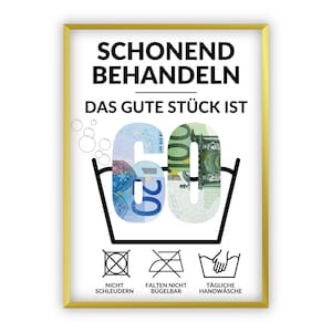 Könnte beinhalten: Ein weißes Schild mit goldenem Rahmen und schwarzem Text, der "Schonend Behandeln Das Gute Stück Ist 60" lautet, mit einer Grafik einer Waschmaschinentrommel, die mit Euro-Scheinen gefüllt ist und einem 60-Grad-Symbol. Unter der Trommel befinden sich drei Symbole: ein Kreis mit einer diagonalen Linie durch ihn, ein Kreis mit einer diagonalen Linie durch ihn und ein Kreis mit einer Hand darin. Der Text unter den Symbolen lautet "Nicht Schleudern Falten Nicht Bügelbar Tägliche Handwäsche".