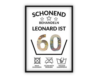 Puede incluir: Un cartel blanco con texto negro y símbolos. El texto dice "Schonend Behandeln Leonard ist 60" con tres estrellas sobre la primera línea de texto. El cartel tiene tres símbolos debajo del texto: un círculo con una cruz, un círculo con una cruz y una línea diagonal, y un cubo con una mano. El texto debajo de los símbolos dice "Nicht Schleudern Falten Nicht Bugelbar Tagliche Handwasche".