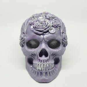 Halloween Skull Candle – Purple Soy Candle with Roses – Gothic Home Decor – Spooky Halloween Decoration – Unique Creepy Gift