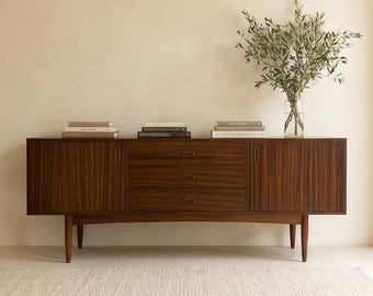 Aparador moderno de madera maciza con listones / Vitrina tipo buffet hecha a medida para comedor y recibidor