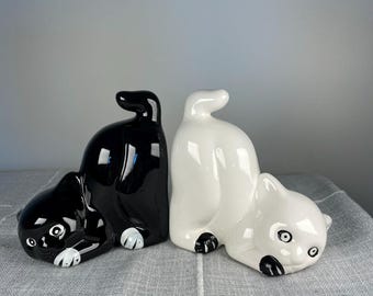 Conjunto de 2 aparadores de livros vintage em cerâmica com gatos pretos e brancos, estilo meados do século XX.