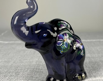 Giacinto, il piccolo elefante viola, statuetta in vetro dipinta a mano, esclusiva Fenton-Lenox.