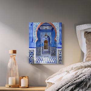 Puede incluir: Una pintura de acuarela de un pasillo con azulejos azules y blancos con puertas arqueadas y una lámpara colgante. El pasillo está decorado con intrincados patrones de azulejos y una puerta de madera al final.