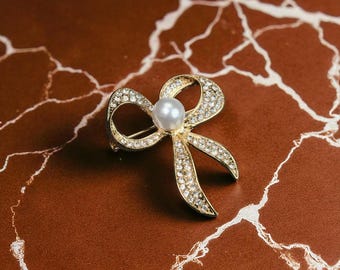 Vintage Style Bow Brooch: Gold Rhinestone Ribbon Pin with Pearl