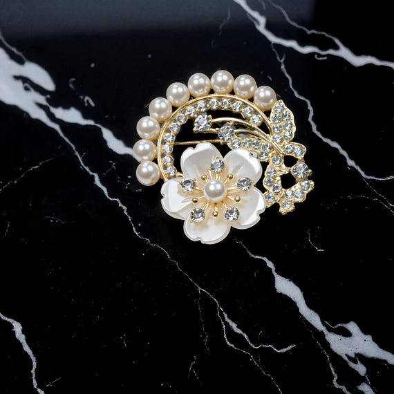 Pearl Crystal Flower Brooch: Elegant Gold Accent Floral Pin  display picture 1